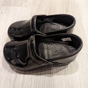 Dansko Girl's Gitte Patent Black Clog Slip On Size 26 US 9.5 Childs